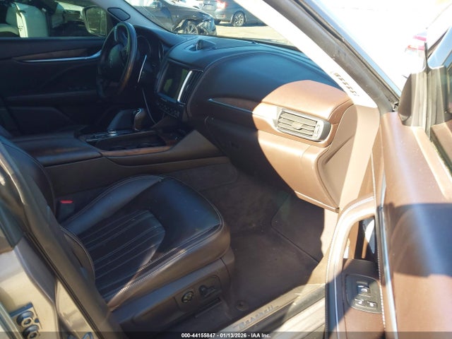 2017 MASERATI LEVANTE ZN661YUL6HX199860 Photo 4