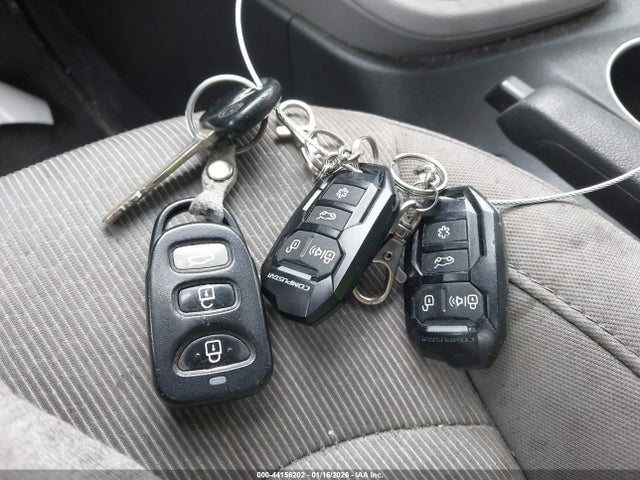 KMHD74LF8HU428421 Hyundai ELANTRA SE