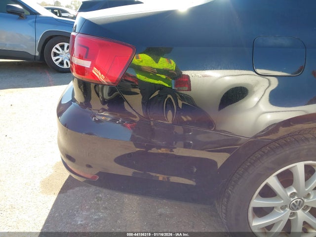 44156319 :رقم المزاد ، 3VWD17AJ9FM334058 vin ، 2015 Volkswagen Jetta 1.8t Se مزاد بيع