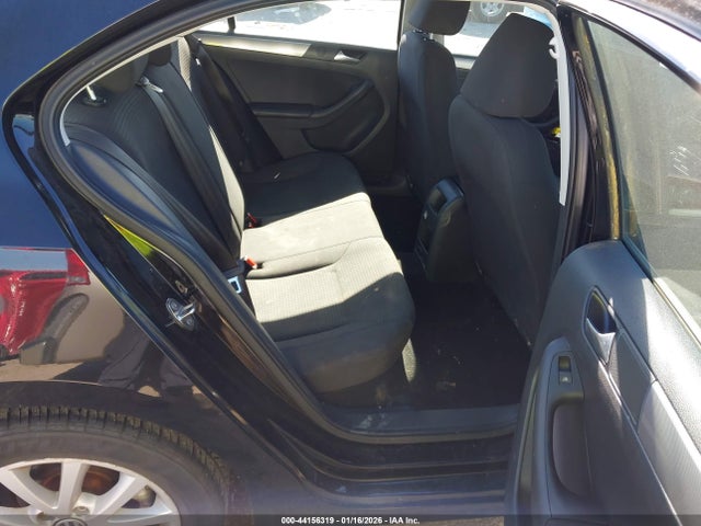 44156319 :رقم المزاد ، 3VWD17AJ9FM334058 vin ، 2015 Volkswagen Jetta 1.8t Se مزاد بيع