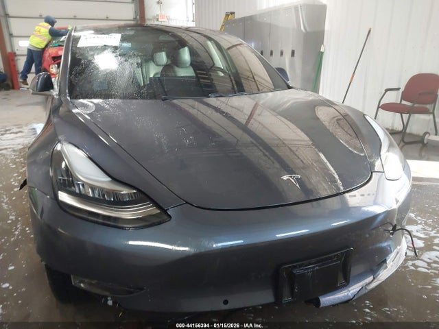 44156394 :رقم المزاد ، 5YJ3E1EA4JF158835 vin ، 2018 Tesla Model 3 Long Range/mid Range مزاد بيع