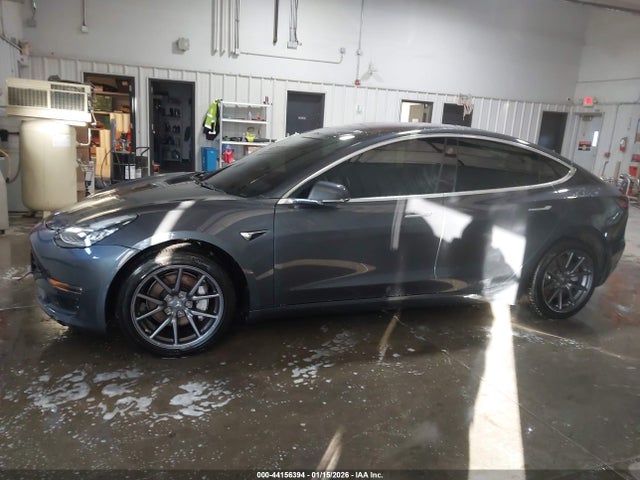 44156394 :رقم المزاد ، 5YJ3E1EA4JF158835 vin ، 2018 Tesla Model 3 Long Range/mid Range مزاد بيع