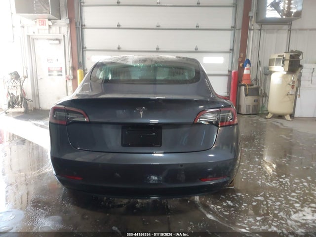 44156394 :رقم المزاد ، 5YJ3E1EA4JF158835 vin ، 2018 Tesla Model 3 Long Range/mid Range مزاد بيع