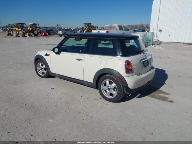 2009 MINI COOPER WMWMF33539TW72670 Photo 2