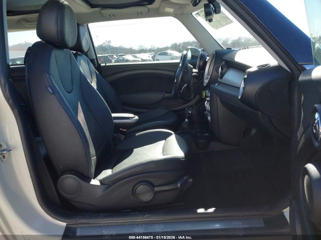 2009 MINI COOPER WMWMF33539TW72670 Photo 4