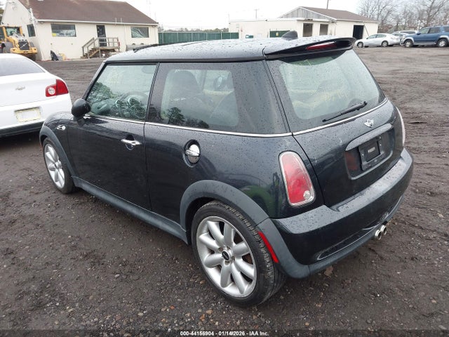 2006 MINI COOPER S WMWRE33516TL17436 Photo 2
