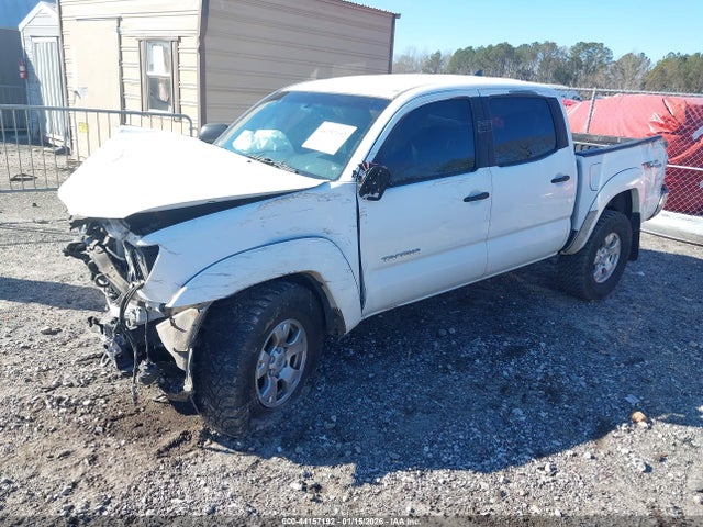 Toyota Tacoma Base V6 2015 3TMLU4EN4FM193594 Image 2