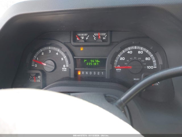 44157574 :رقم المزاد ، 1FDWE3FL3FDA22375 vin ، 2015 Ford E-350 Cutaway مزاد بيع