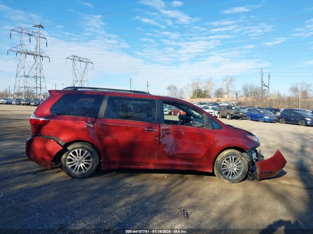 5TDYZ3DC9KS020830 Toyota Sienna Xle 8 Passenger