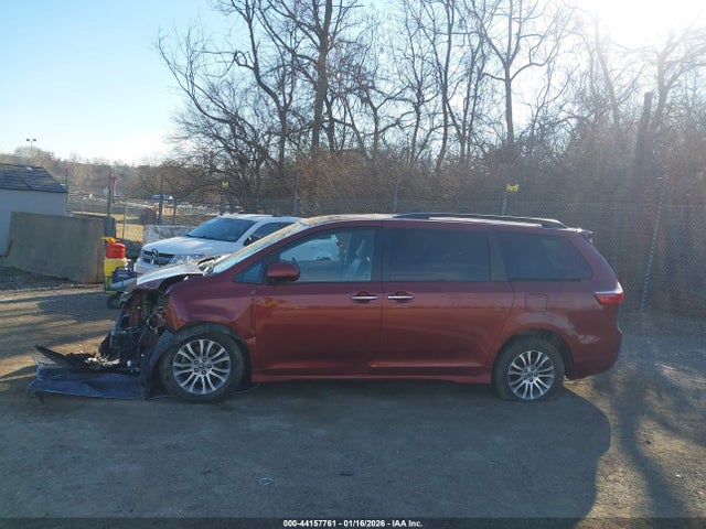 5TDYZ3DC9KS020830 Toyota Sienna Xle 8 Passenger