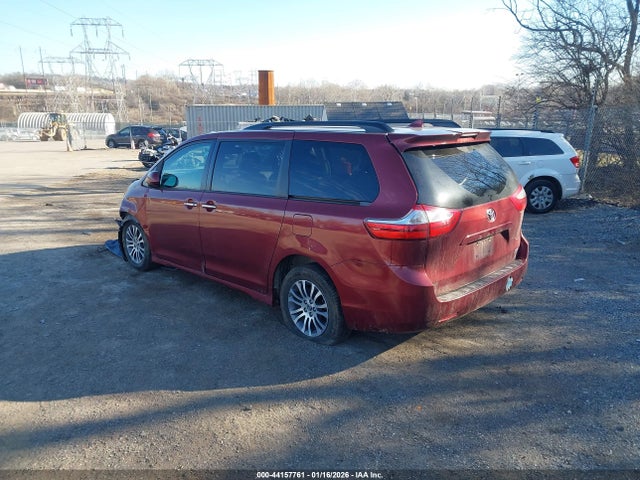 5TDYZ3DC9KS020830 Toyota Sienna Xle 8 Passenger