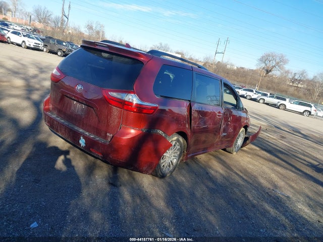5TDYZ3DC9KS020830 Toyota Sienna Xle 8 Passenger