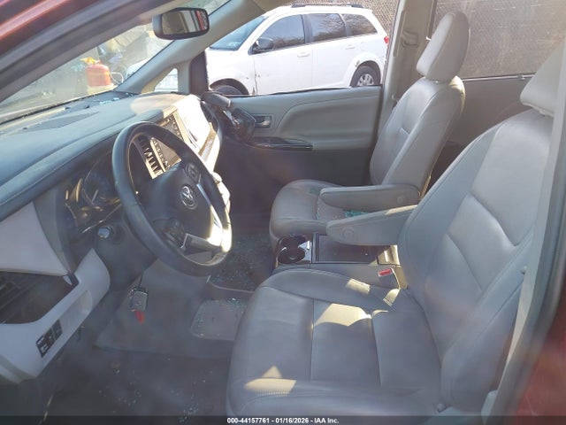 5TDYZ3DC9KS020830 Toyota Sienna Xle 8 Passenger
