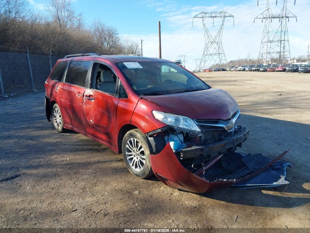 5TDYZ3DC9KS020830 Toyota Sienna Xle 8 Passenger