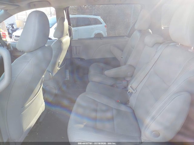 5TDYZ3DC9KS020830 Toyota Sienna Xle 8 Passenger
