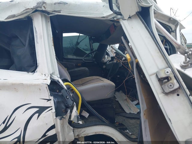 44157776 :رقم المزاد ، 1FV3EJBD7WH950472 vin ، 1998 Freightliner Medium Conventional Fl50 مزاد بيع