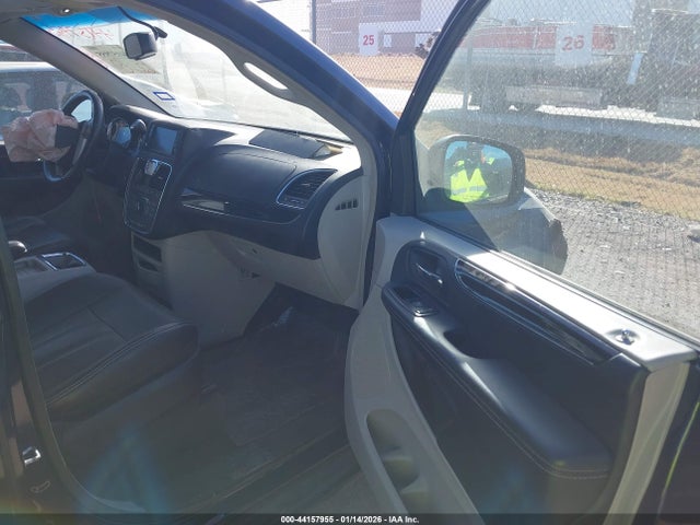 2015 Chrysler Town & Country Touring მანქანა იყიდება აუქციონზე, vin: 2C4RC1BG9FR563058, აუქციონის ნომერი: 44157955