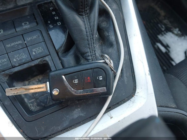 2T3G1RFV4KW023718 Toyota RAV4 LE