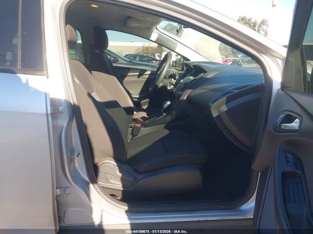 1FADP3F21JL207588 Ford FOCUS SE