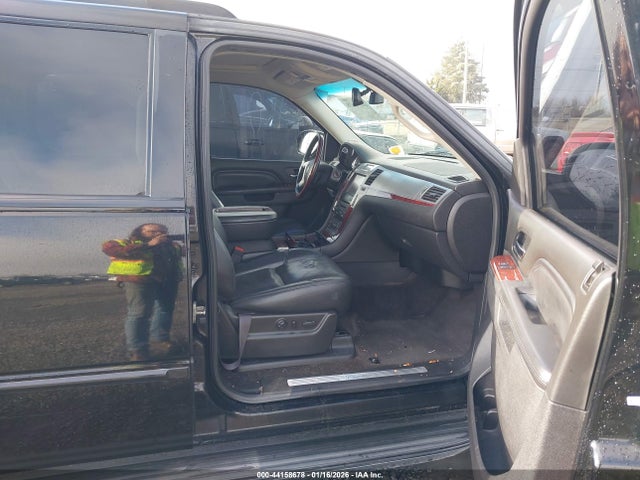 Продаж на аукціоні авто 2013 Cadillac Escalade Esv Luxury, vin: 1GYS4HEF5DR116606, номер лоту: 44158678