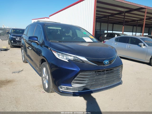 2021 TOYOTA SIENNA 5TDZRKEC9MS068361