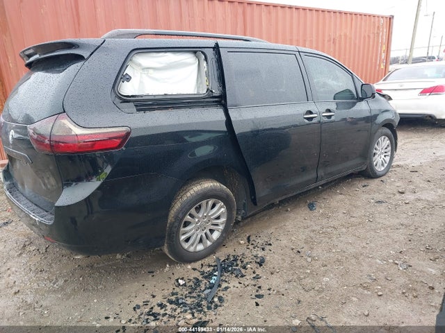 5TDYK3DC7GS708255 Toyota Sienna Xle 8 Passenger