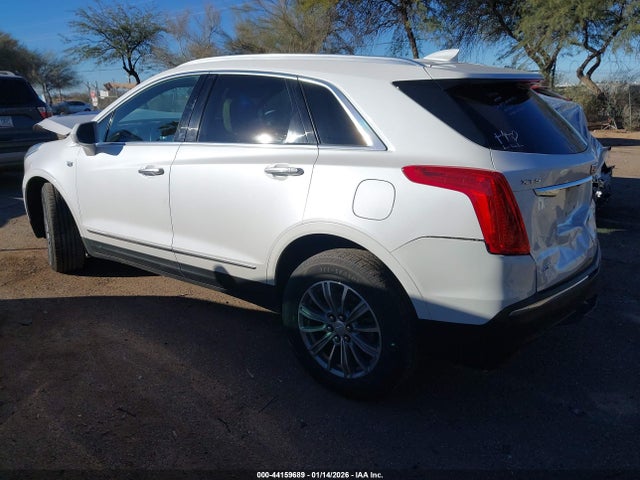 2017 CADILLAC XT5 1GYKNDRS1HZ130179 Photo 2