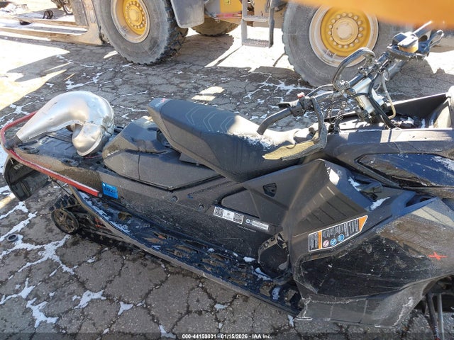 Skidoo Renegade Adrenaline 2023 YH2SULPW6PR000257 Image 5