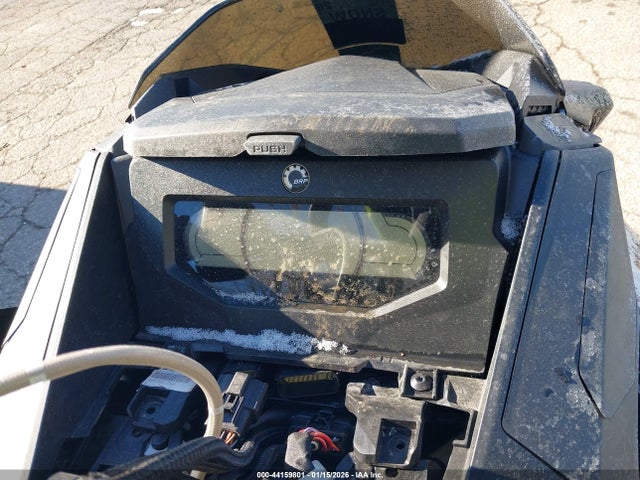 Skidoo Renegade Adrenaline 2023 YH2SULPW6PR000257 Image 7