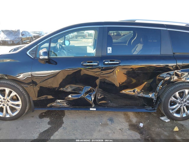 Toyota Sienna Platinum 2023 5TDERKEC8PS170771 Image 14