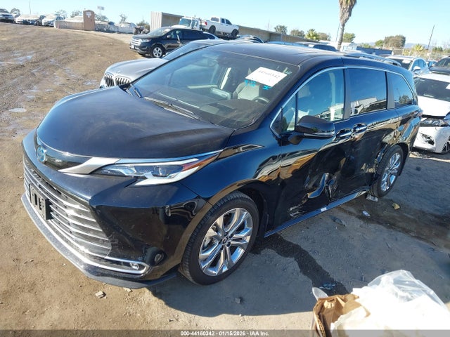 Toyota Sienna Platinum 2023 5TDERKEC8PS170771 Image 2