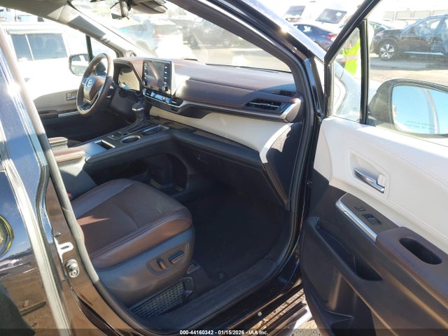 Toyota Sienna Platinum 2023 5TDERKEC8PS170771 Image 5