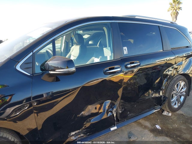 Toyota Sienna Platinum 2023 5TDERKEC8PS170771 Image 6
