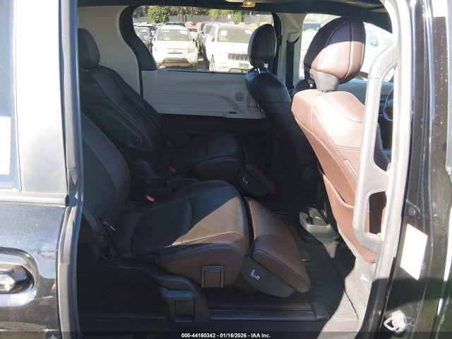Toyota Sienna Platinum 2023 5TDERKEC8PS170771 Image 8