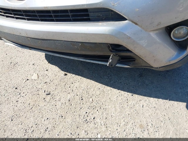 JTMRFREV3JJ253887 Toyota Rav4 Xle