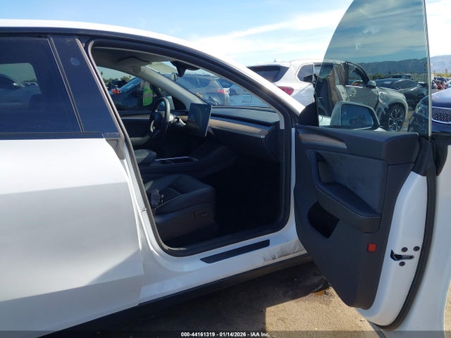 2024 TESLA MODEL Y 7SAYGDEEXRA290336 Photo 4