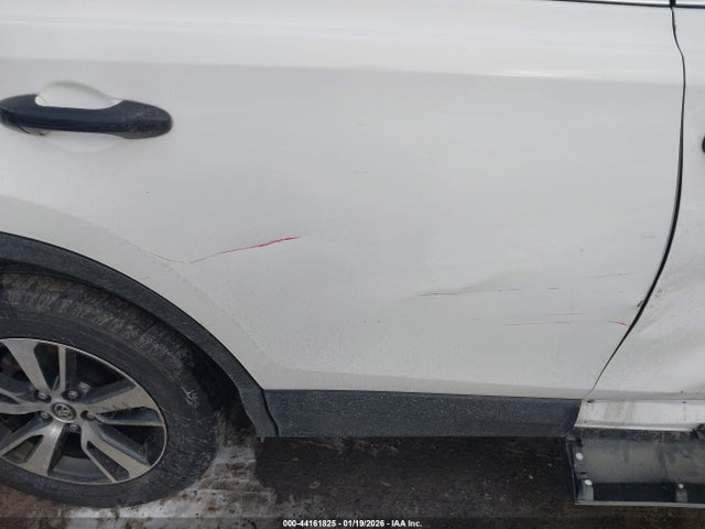 JTMRFREV5JJ723918 Toyota Rav4 Xle
