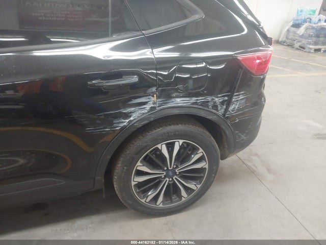 1FMCU0G69NUA53478 Ford ESCAPE SE