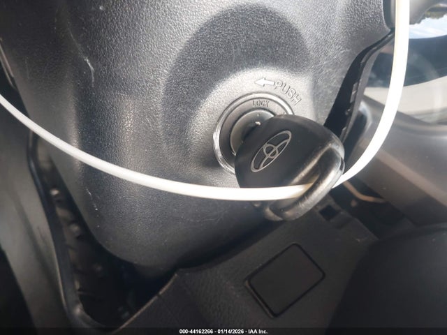 JTMZFREV8JJ183495 Toyota RAV4 LE