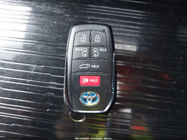 5TDCSKFC1SS163180 Toyota Sienna Woodland Edition