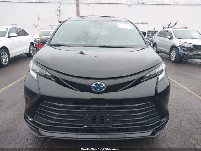 5TDCSKFC1SS163180 Toyota Sienna Woodland Edition
