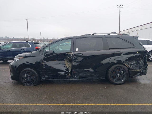 5TDCSKFC1SS163180 Toyota Sienna Woodland Edition