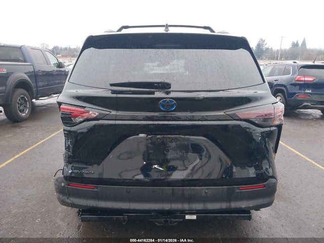 5TDCSKFC1SS163180 Toyota Sienna Woodland Edition