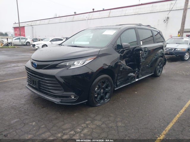 5TDCSKFC1SS163180 Toyota Sienna Woodland Edition