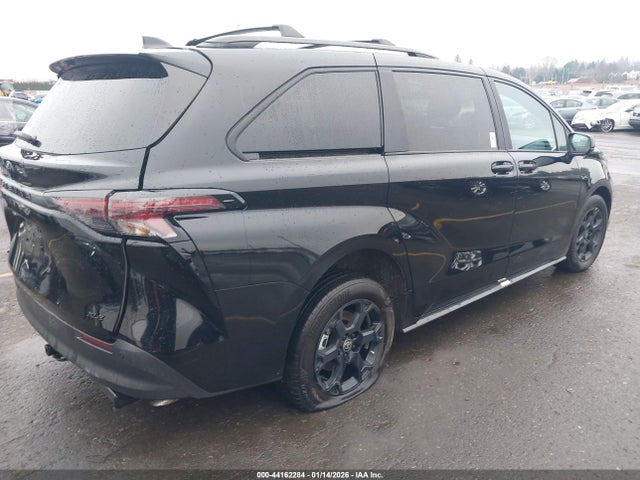 5TDCSKFC1SS163180 Toyota Sienna Woodland Edition