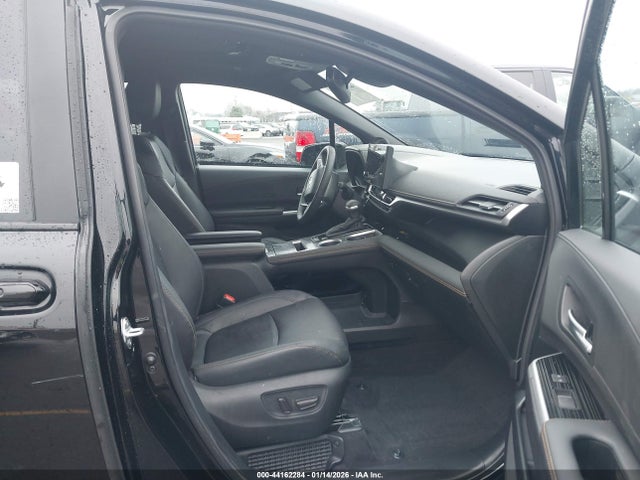 5TDCSKFC1SS163180 Toyota Sienna Woodland Edition