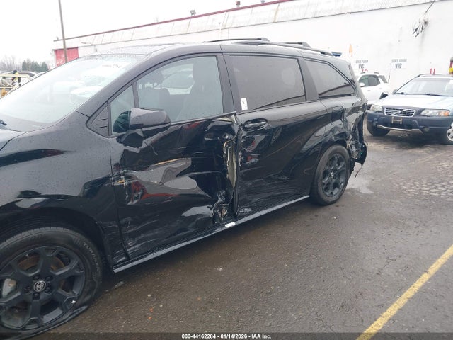 5TDCSKFC1SS163180 Toyota Sienna Woodland Edition