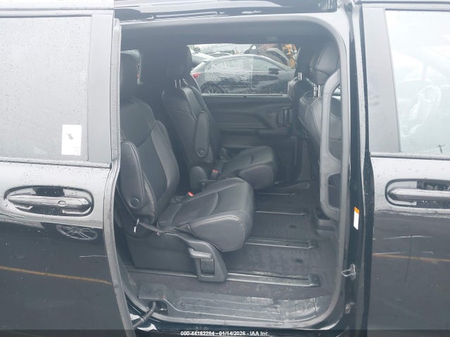 5TDCSKFC1SS163180 Toyota Sienna Woodland Edition