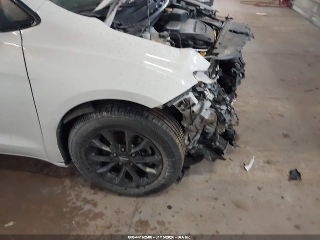 2022 Chrysler Pacifica Touring მანქანა იყიდება აუქციონზე, vin: 2C4RC1FG2NR185397, აუქციონის ნომერი: 44162508