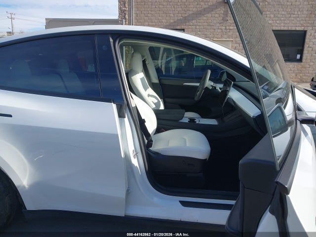 2023 TESLA MODEL Y 7SAYGDEE6PF628976 Photo 4